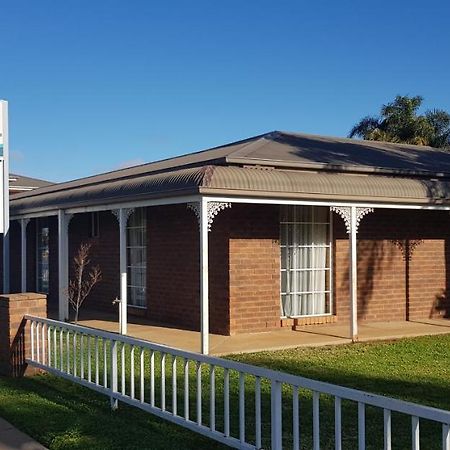 Centrepoint Motel Deniliquin Eksteriør bilde