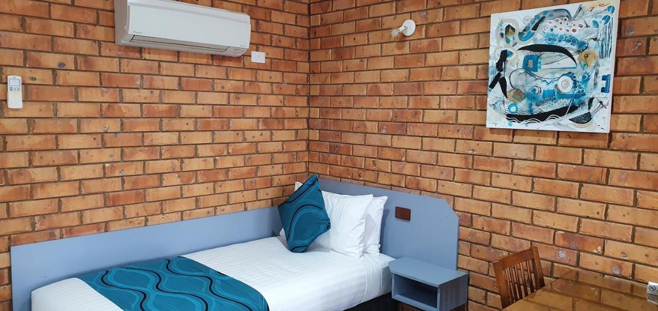 Centrepoint Motel Deniliquin Eksteriør bilde