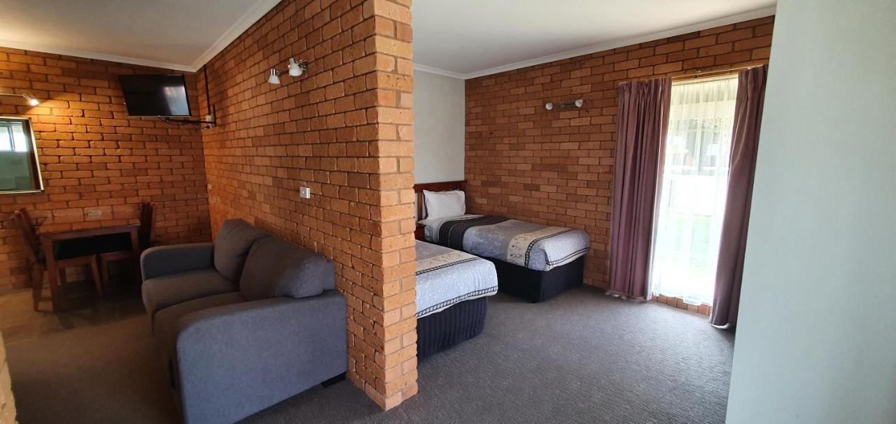 Centrepoint Motel Deniliquin Eksteriør bilde