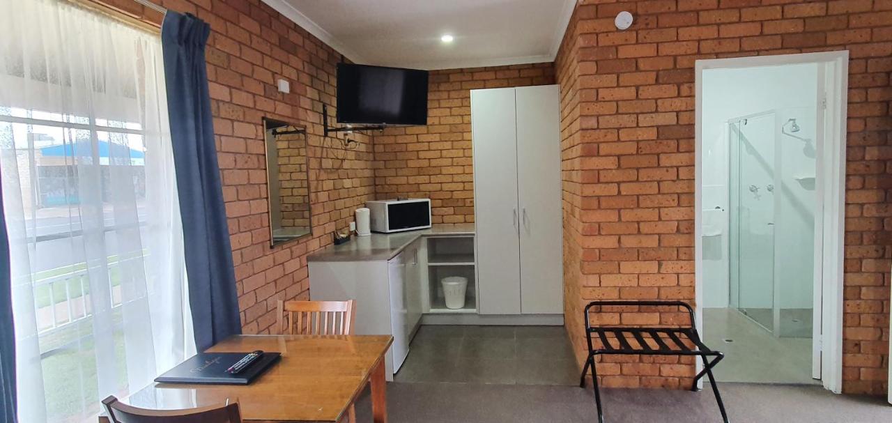 Centrepoint Motel Deniliquin Eksteriør bilde