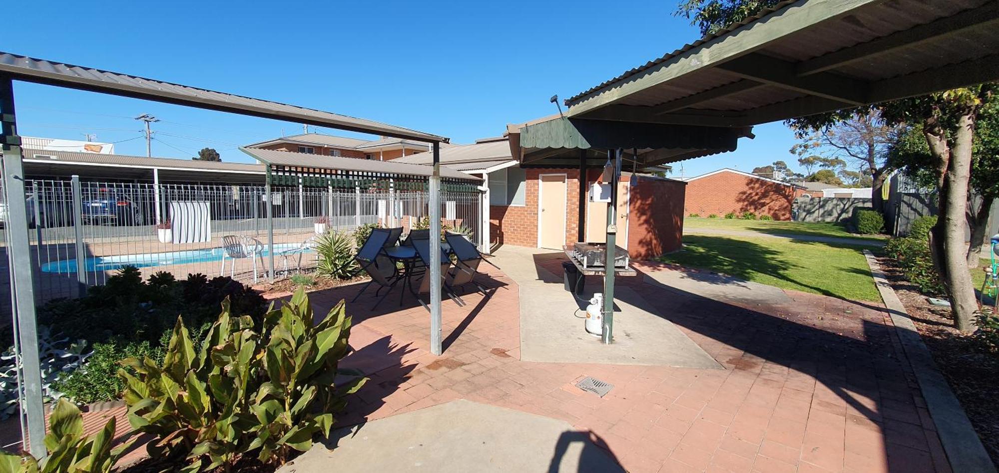 Centrepoint Motel Deniliquin Eksteriør bilde