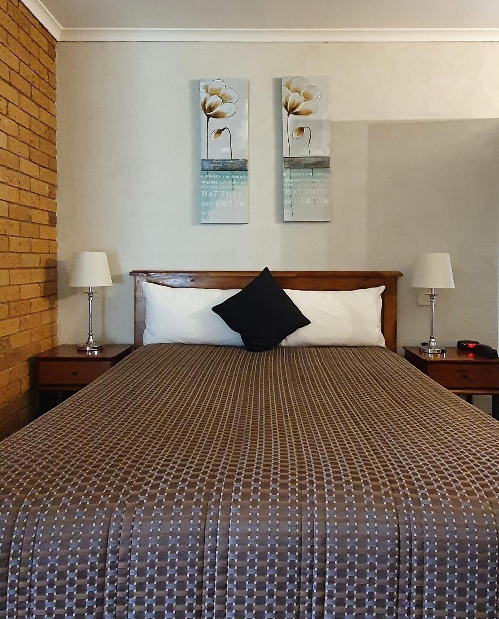 Centrepoint Motel Deniliquin Eksteriør bilde