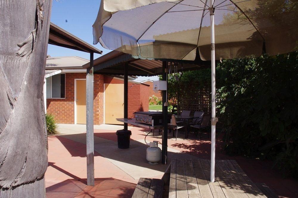 Centrepoint Motel Deniliquin Eksteriør bilde