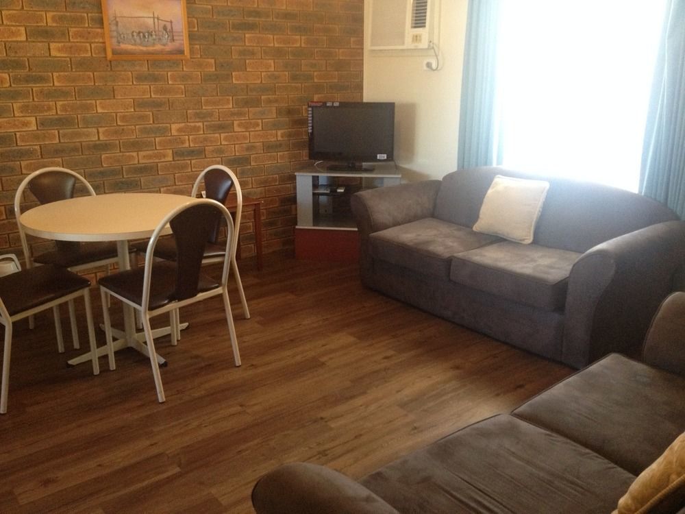 Centrepoint Motel Deniliquin Eksteriør bilde