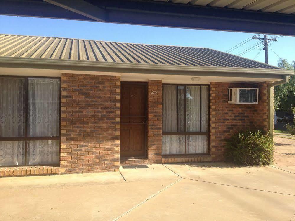 Centrepoint Motel Deniliquin Eksteriør bilde