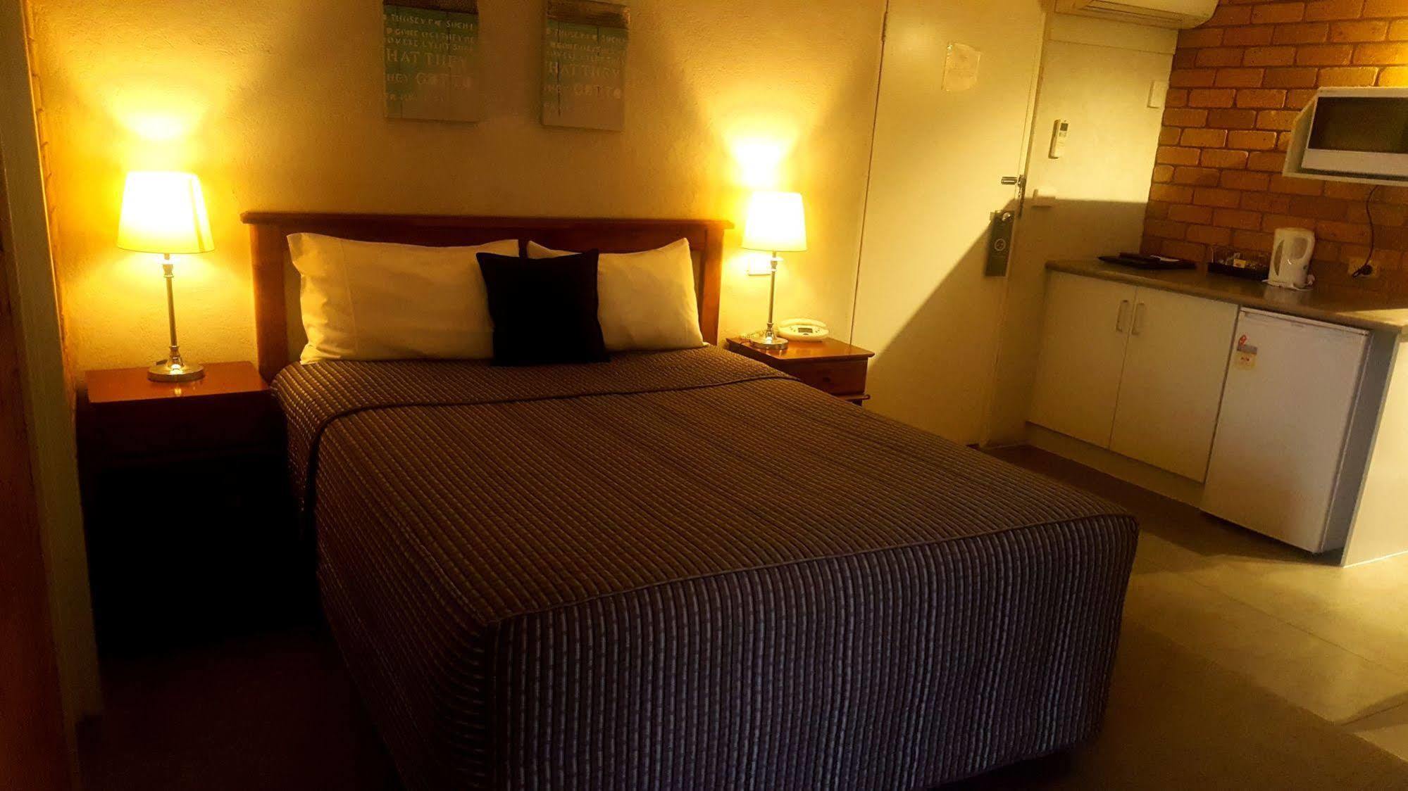 Centrepoint Motel Deniliquin Eksteriør bilde