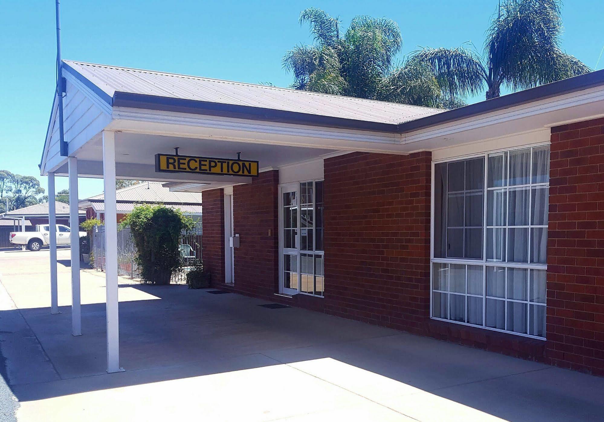 Centrepoint Motel Deniliquin Eksteriør bilde