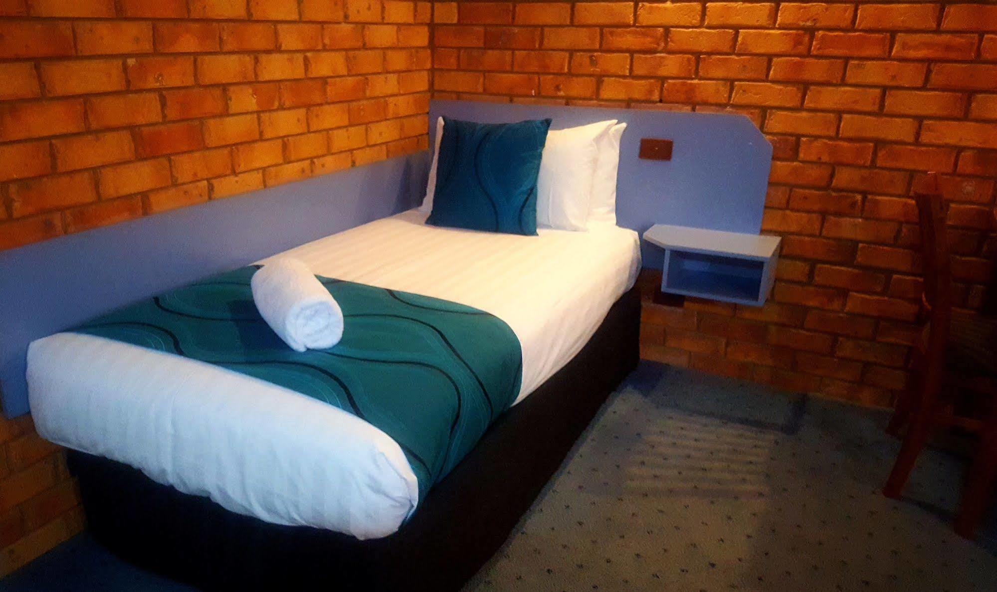Centrepoint Motel Deniliquin Eksteriør bilde